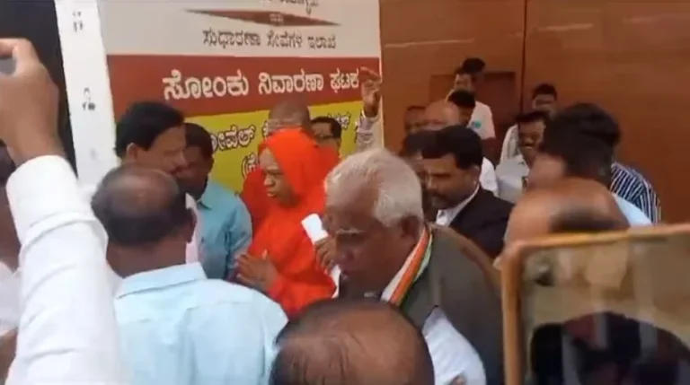 बलात्कार के आरोपी Lingayat saint को Karnataka High Court से जमानत मिल गई, वे जेल से बाहर आ गए