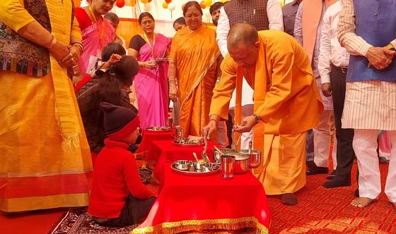 CM Ayodhya में: बच्चों को खाना खिलाने के बाद पहुंचे Ram मंदिर, निर्माण से खुश होकर थपथपाई engineers की पीठ