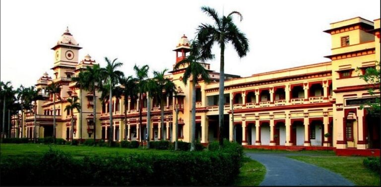 IIT-BHU में छेड़छाड़ की शिकार Student दोबारा उत्पीड़न से बचने के लिए प्रोफेसर के घर में छिप गई