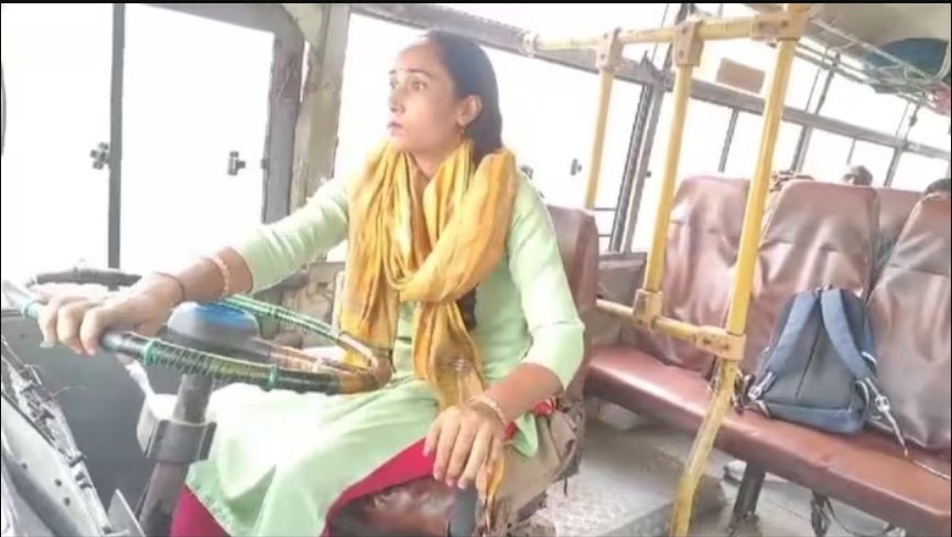UP Police में नौकरी की चाहत रखने वाली महिला बनी bus driver, पति ने conductor के रूप में की मदद