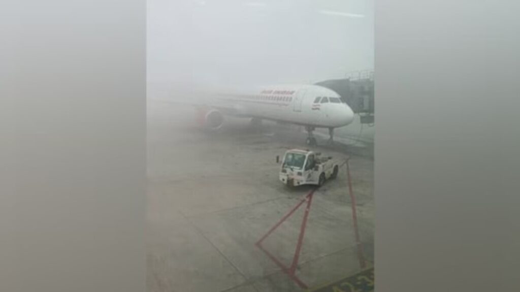 मोटे कोहरे और रनवे मरम्मत के कारण Delhi हवाईअड्डे में भयंकर धुंध, उड़ानों पर असर; यात्रीयों से यातायात से पहले हवाईयों से संपर्क करने का सुझाव