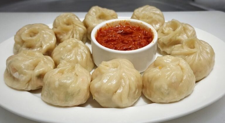 घर पर बनाएं मजेदार स्टीम्ड Momos, रेस्टोरेंट जैसे स्वाद के साथ