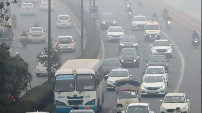 उत्तर भारत में शीत लहर ने पकड़ मजबूत की, घने कोहरे के कारण Delhi में दृश्यता कम हुई