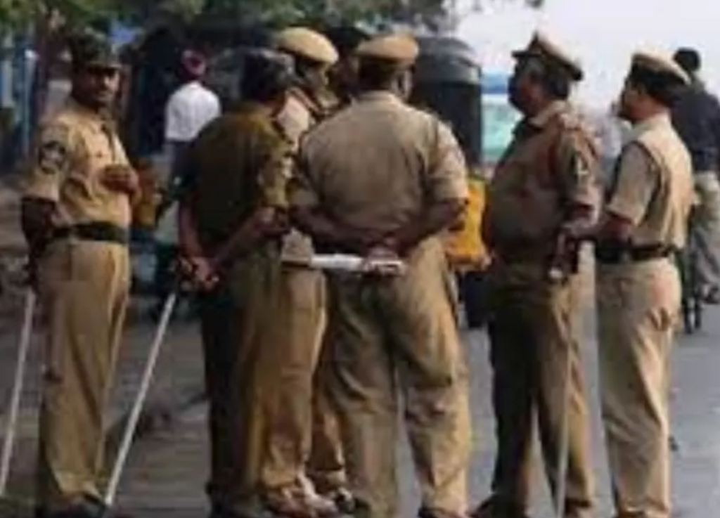 UP Police : दिल्ली के मुख्यमंत्री Kejriwal की गिरफ्तारी के खिलाफ प्रदर्शन करना महंगा पड़ा, AAP के जिला अध्यक्ष समेत 11 व्यक्तियों के खिलाफ मामला दर्ज