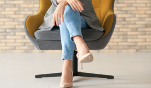 Cross Leg Sitting: स्वास्थ्य के लिए बैठे लंबे समय तक पैर एक दूसरे पर रखना है क्यों खतरनाक