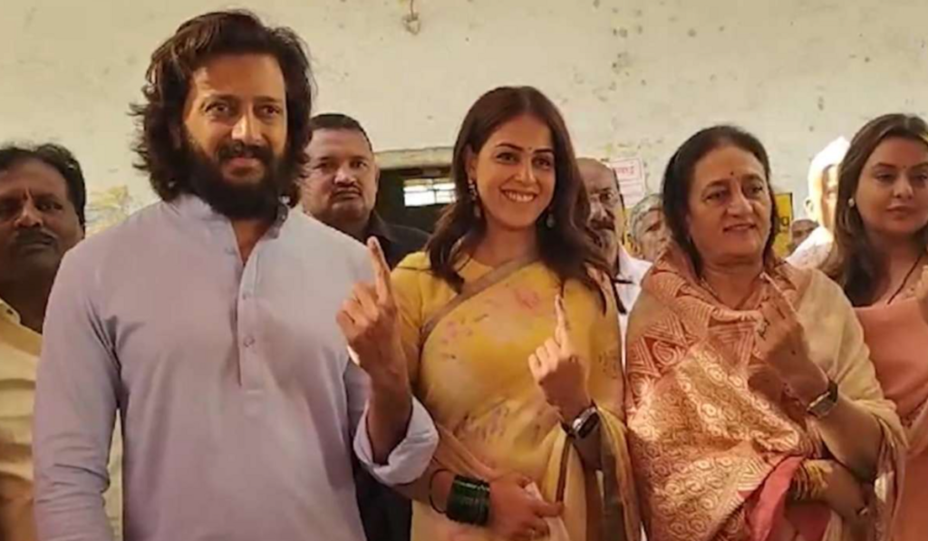 Riteish Deshmukh और Genelia D'Souza ने मिलकर मतदान किया, मां भी साथ नज़र आई