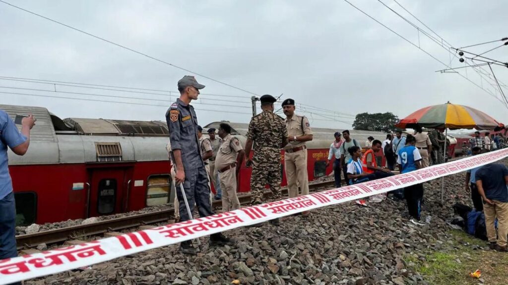 Jharkhand Train Accident: हावड़ा-मुंबई मेल और मालगाड़ी की टकराहट, 20 डिब्बे पटरी से उतरे, 2 मृत और कई घायल