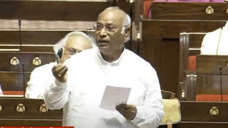 राज्यसभा में भावुक हुए Mallikarjun Kharge, कहा- 'अब इस माहौल में जीना नहीं चाहता'