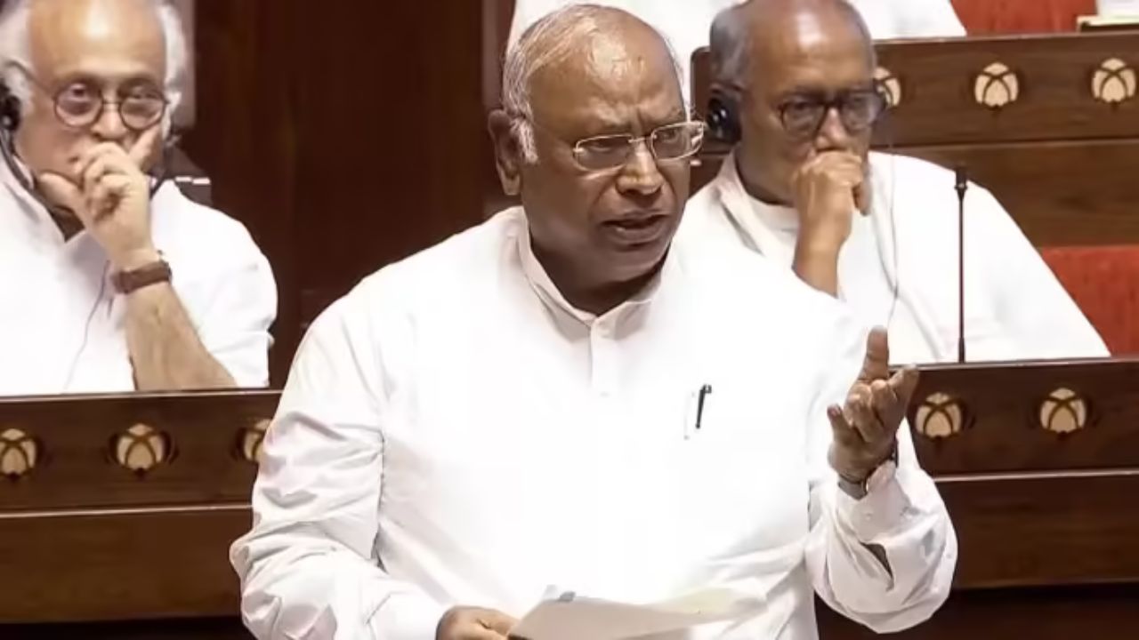 राज्यसभा में भावुक हुए Mallikarjun Kharge, कहा- 'अब इस माहौल में जीना नहीं चाहता'