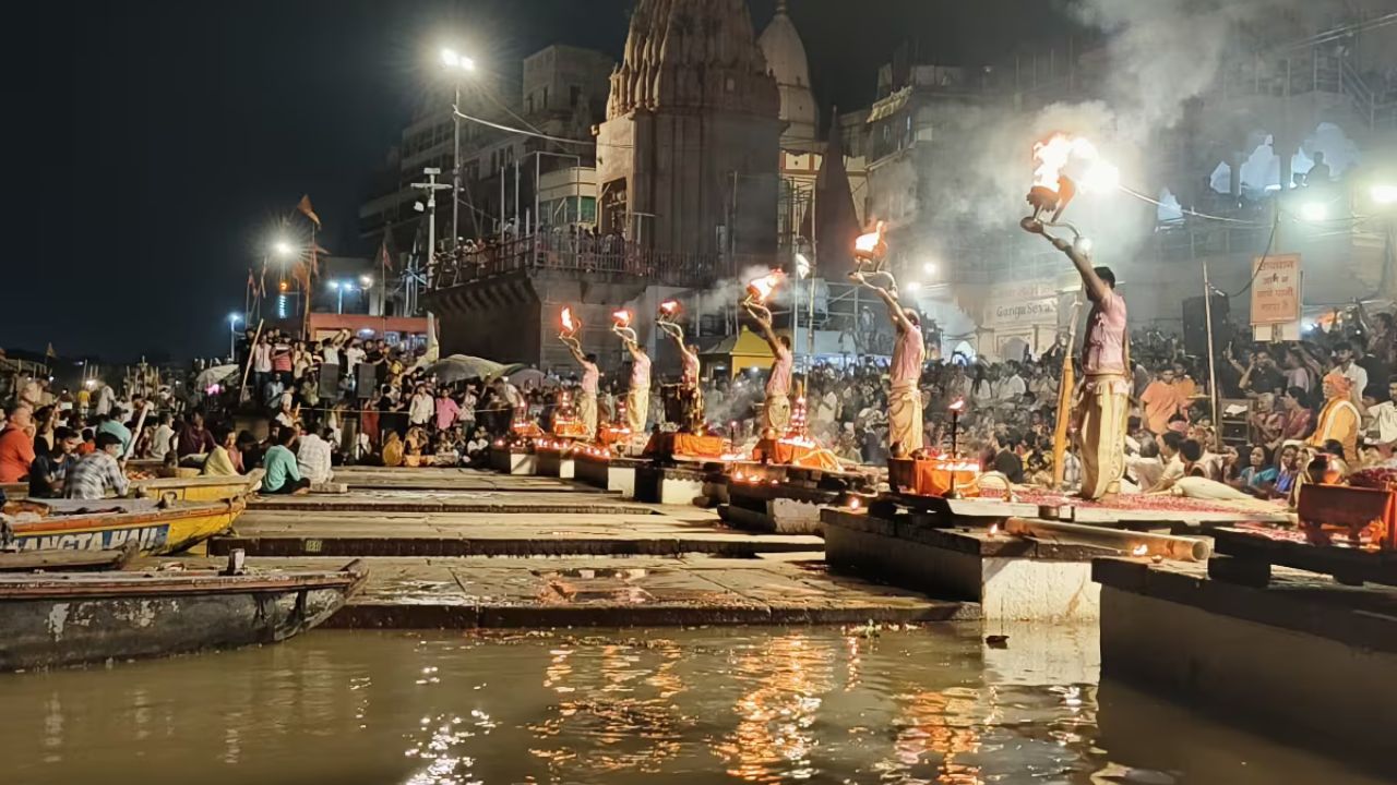 Varanasi में गंगा उफान पर, 84 घाटों से संपर्क कटा, मंदिरों तक पहुंचा पानी