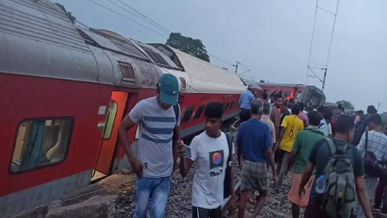 Jharkhand Train Accident: हावड़ा-मुंबई मेल और मालगाड़ी की टकराहट, 20 डिब्बे पटरी से उतरे, 2 मृत और कई घायल