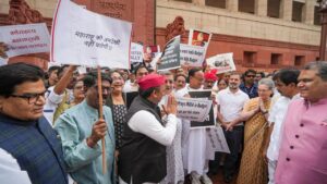 Protest: बजट में विपक्ष शासित राज्यों के साथ भेदभाव के आरोप में INDIA ब्लॉक सांसदों का संसद परिसर में विरोध
