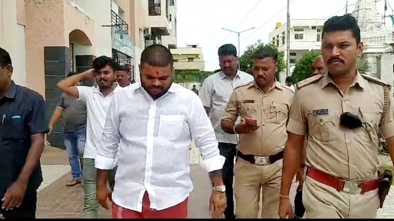 Karnataka: BJP नेता मणिकांत राठौड़ को पुलिस ने गिरफ्तार किया, करोड़ों रुपये के चावल चोरी का है आरोप