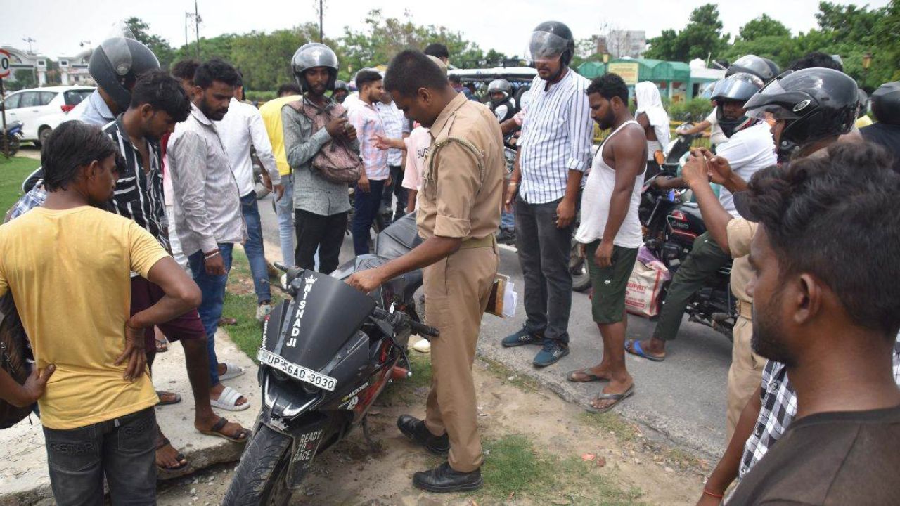 Gorakhpur में हादसा, स्टंट कर रहे युवक की बाइक डिवाइडर से टकराई, एक की मौत; दो गंभीर रूप से घायल