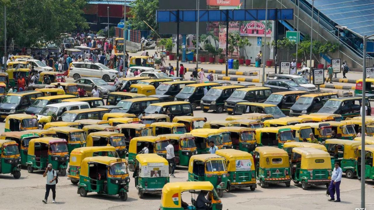 Auto Taxi Strike: राजधानी में आज भी जारी है ऑटो-टैक्सी चालकों की हड़ताल, यात्रियों को हो रही है परेशानी