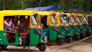 Auto Taxi Strike: राजधानी में आज भी जारी है ऑटो-टैक्सी चालकों की हड़ताल, यात्रियों को हो रही है परेशानी