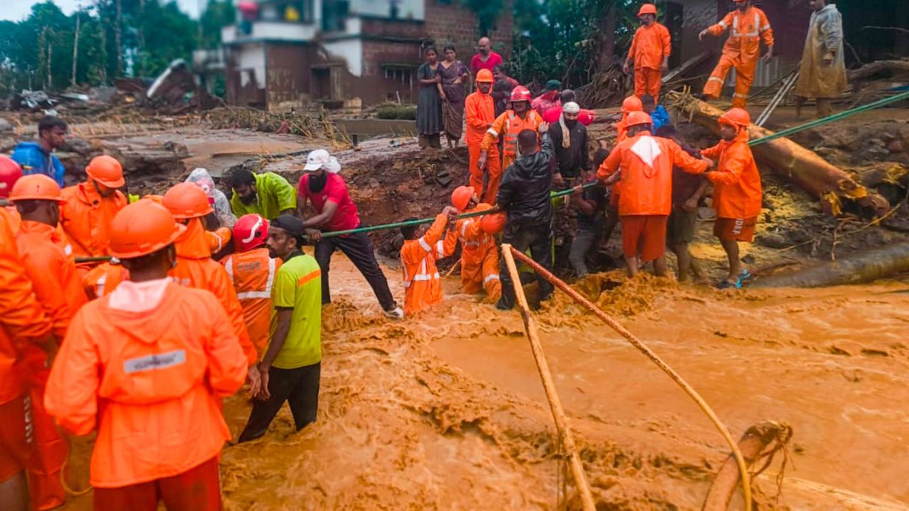 Wayanad Landslide: सेना ने बचाव अभियान में दिखाई वीरता, उफनती नदी पर बना रही लोहे का पुल