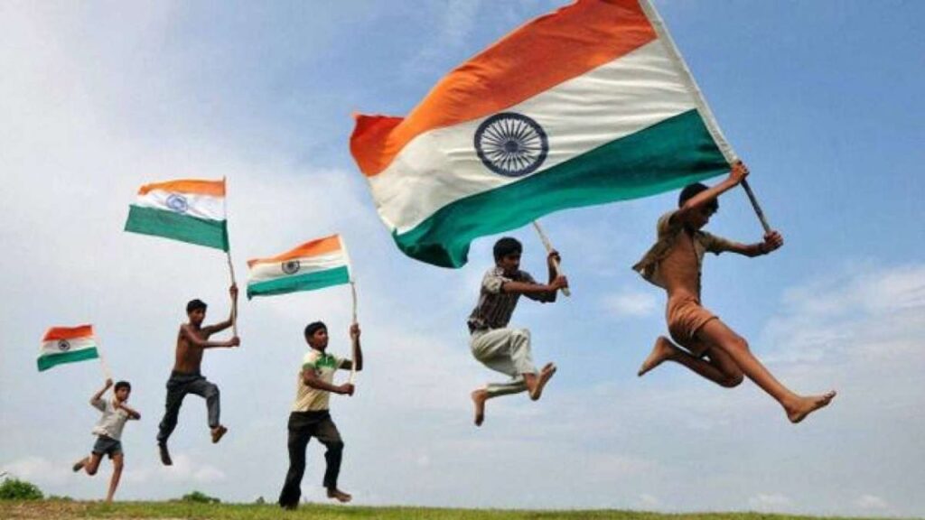 Independence Day 2024: 1906 से 1947 तक तिरंगे में हुए कई बदलाव, देश के राष्ट्रीय ध्वज को कब मिला उसका अंतिम स्वरूप