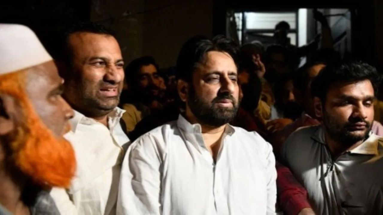 Amanatullah Khan के खिलाफ दो FIRs के आधार पर कार्रवाई, गिरफ्तारी पर राजनीति गरमाई