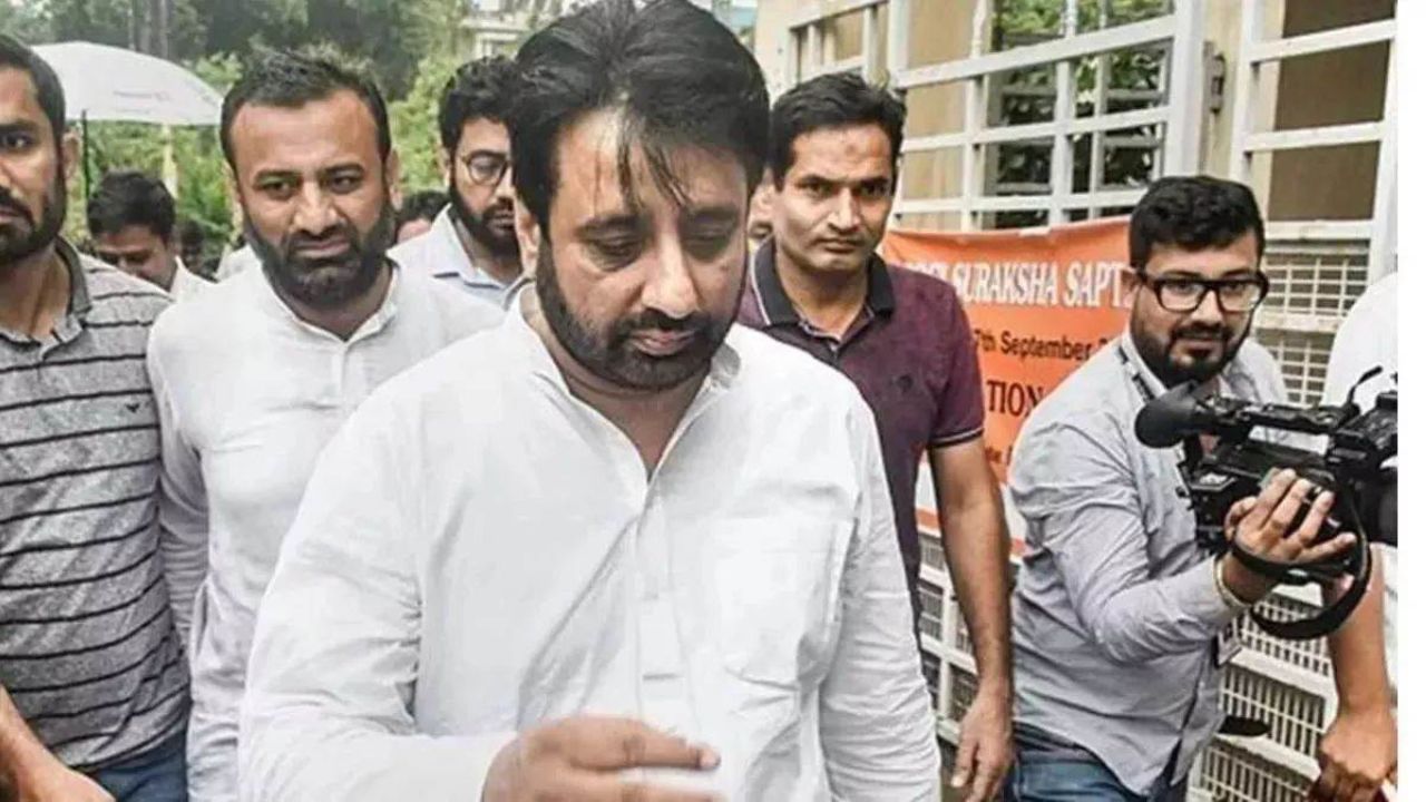 Amanatullah Khan के खिलाफ दो FIRs के आधार पर कार्रवाई, गिरफ्तारी पर राजनीति गरमाई