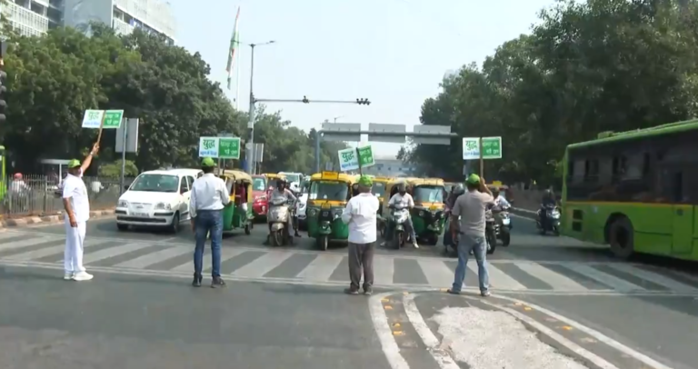 प्रदूषण के विरुद्ध AAP सरकार का Red Light On- गाड़ी Off अभियान