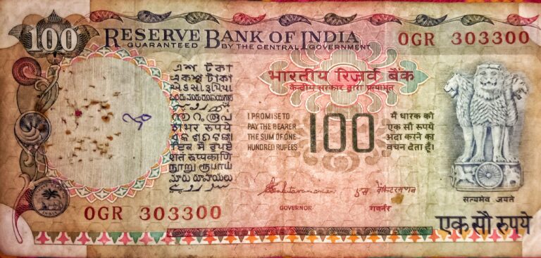 100_Rupees_old_series_banknote_of_India_signed_by_RBI_governor_S._Venkitaramanan.jpg