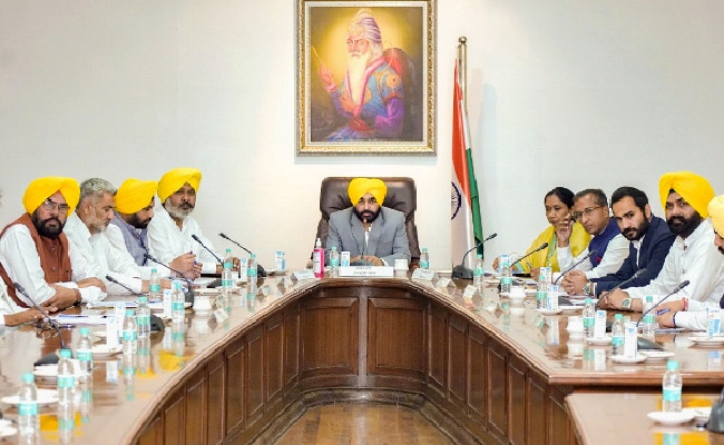 03jdnv6s_bhagwant-mann-cabinet-meet-pti_625x300_19_March_22.jpg