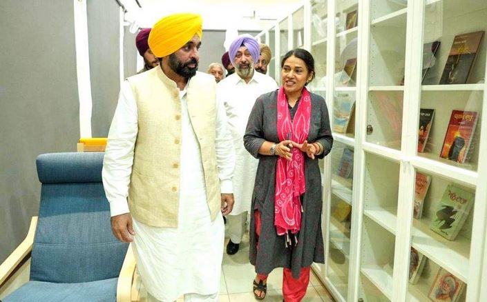 पंजाब की ग्रामीण लाइब्रेरी क्रांति: गांवों में खुले 278 पुस्तकालय, अब डिजिटल संसाधनों से संवर रहा है युवाओं का भविष्य