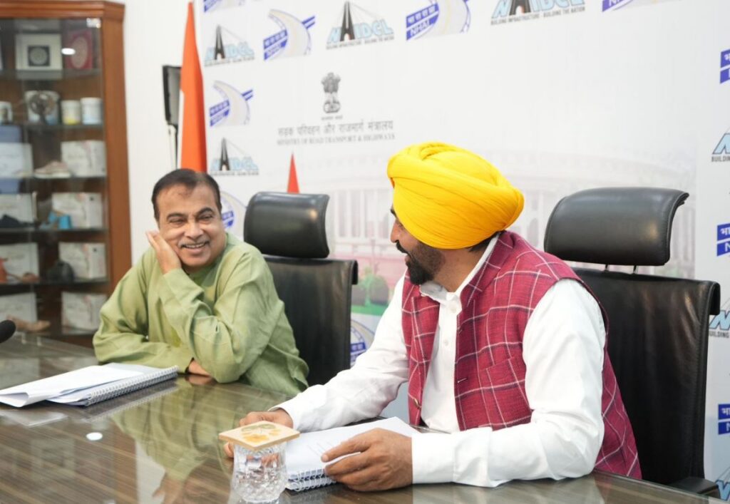 दिल्ली में नितिन गडकरी से मिले CM भगवंत मान, पंजाब की सड़क परियोजनाओं पर हुई चर्चा