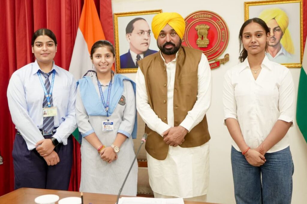 पंजाब बोर्ड 12वीं में बेटियों का शानदार प्रदर्शन, CM भगवंत मान ने किया सम्मानित