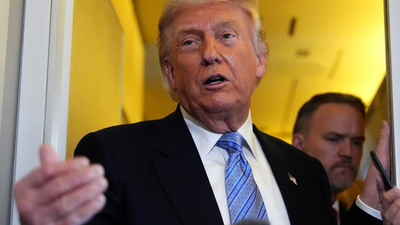 trump-speaking-to-reporters-abord-the-air-force-one.png