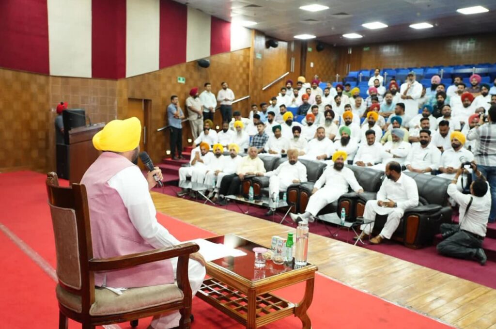 जनता के बीच रहकर काम करें: धूरी के नवनिर्वाचित प्रतिनिधियों को CM भगवंत मान की सलाह