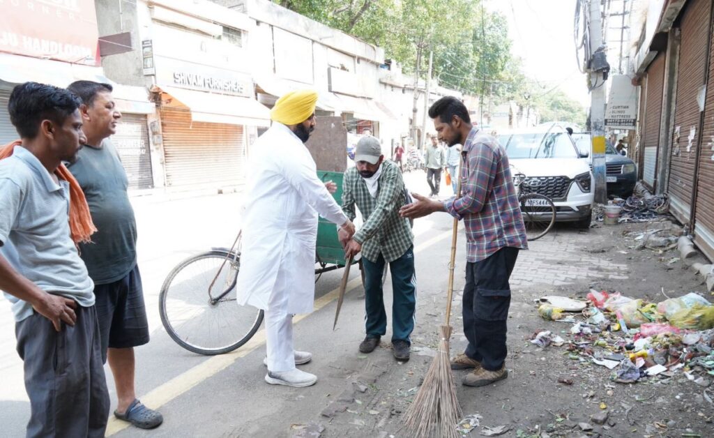 लुधियाना में सफाई व्यवस्था का जायजा लेने पहुंचे हरजोत बैंस, अधिकारियों के साथ समीक्षा बैठक