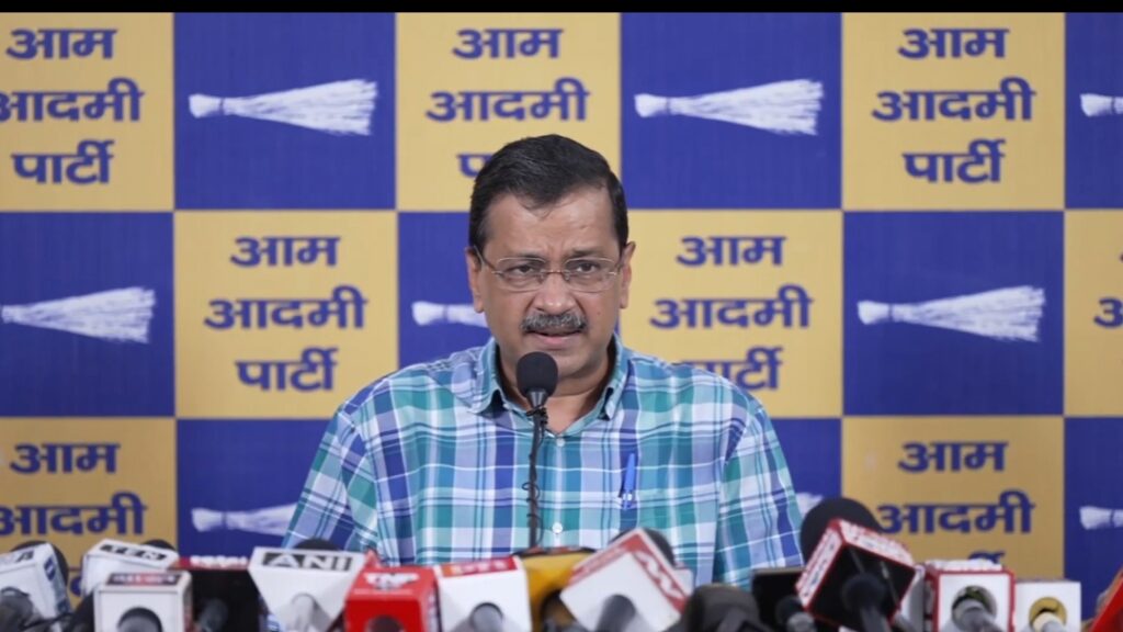 कच्चे तेल की कीमत घटी, फिर भी पेट्रोल महंगा! ₹82 प्रति लीटर की मांग को लेकर kejriwal का केंद्र पर हमला