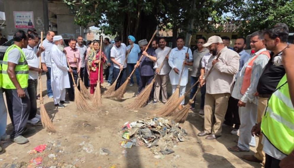 मिशन क्लीन पंजाब: विधायक जमील-उर-रहमान ने लोगों के साथ मिलकर की सफाई, दिया बड़ा संदेश