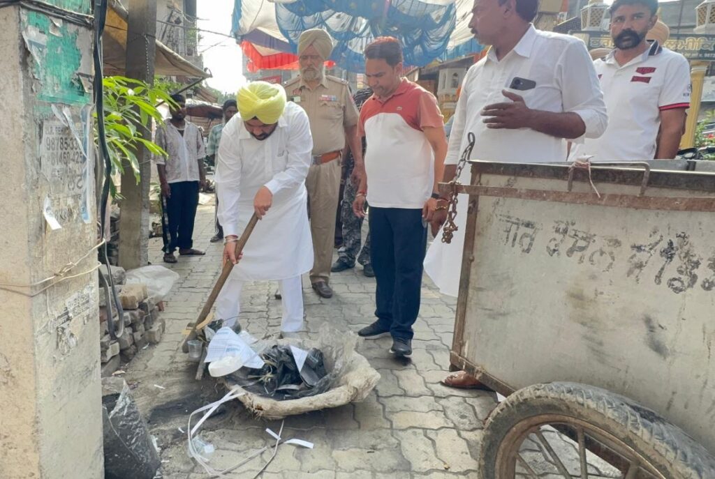 मिशन क्लीन पंजाब के दूसरे चरण की शुरुआत, जंडियाला गुरु में मंत्री हरभजन सिंह ETO ने संभाली सफाई मुहिम