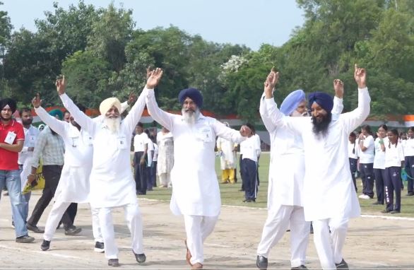 मुख्यमंत्री सेहत योजना की झांकी में दिखी मुफ्त इलाज की खुशी, बुजुर्गों ने किया भंगड़ा