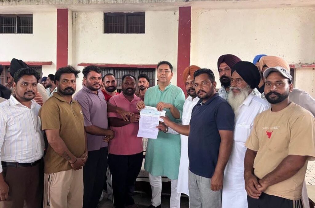 सुनाम हलके के गांवों के विकास के लिए ₹61.50 लाख की ग्रांट, अमन अरोड़ा ने बांटे चेक