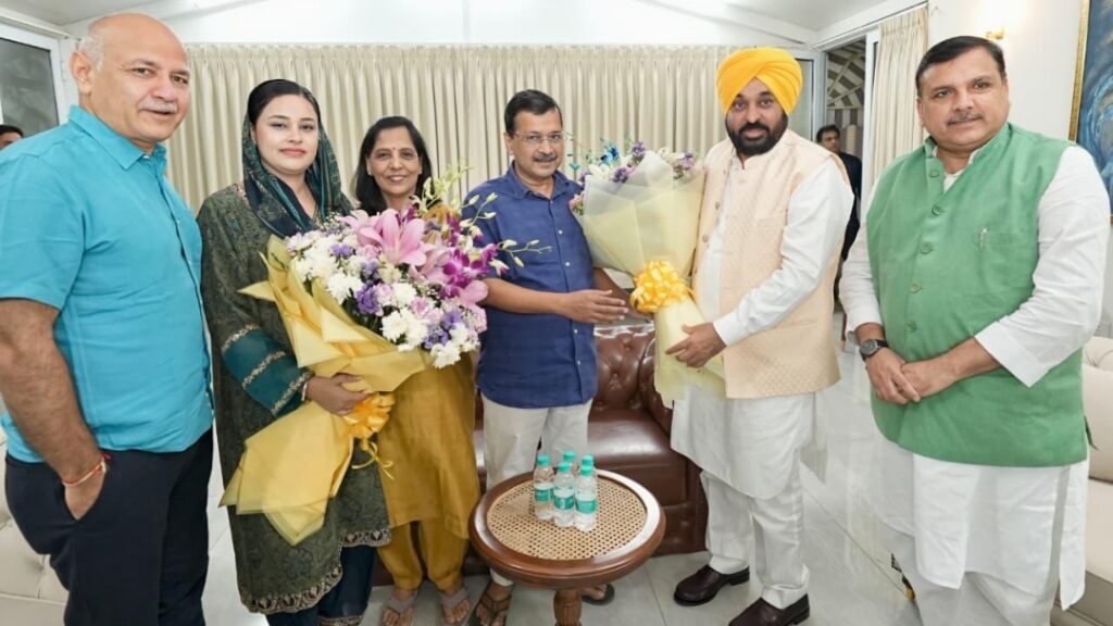 अरविंद केजरीवाल को जन्मदिन की बधाई देने पहुंचे CM भगवंत मान