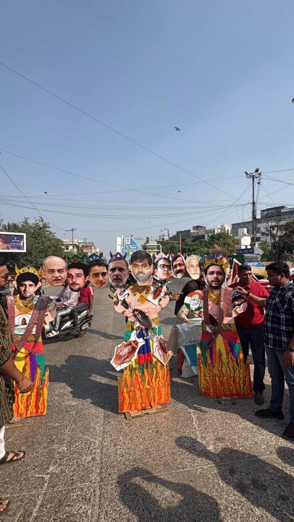दशहरे पर दिल्ली में जला CJP नेताओं का पुतला, लाल HIT जनता पार्टी ने कॉकरोच जनता पार्टी के खिलाफ किया अनोखा प्रदर्शन