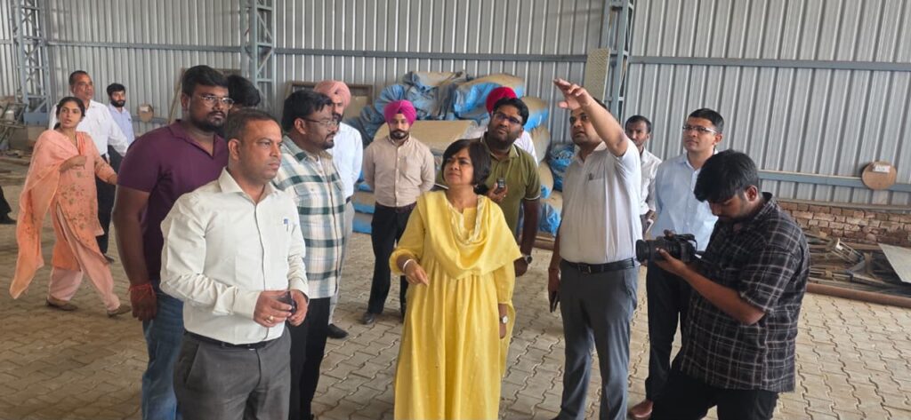 पीपीसीबी की चेयरपर्सन रीना गुप्ता ने शेरों गांव में किसानों से किया संवाद, धान की पराली जलाने से रोकने के लिए सामूहिक प्रयासों की अपील
